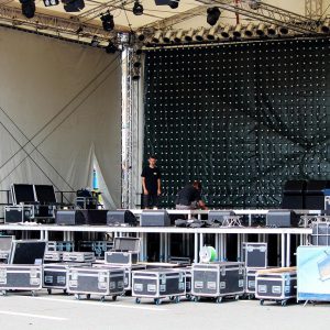 Professional Sound System (Including 2 Main Speakers and 4 Auxiliary Speakers)，2 days