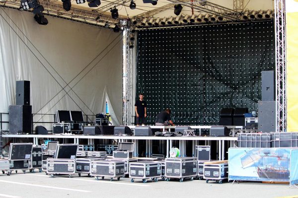 Professional Sound System (Including 2 Main Speakers and 4 Auxiliary Speakers)，2 days